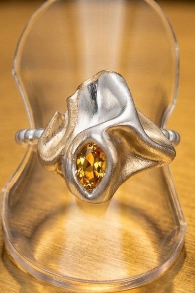Inel unicat cu design organic, in forma de pepita de argint si aur 22k, cu o lacrima de citrin