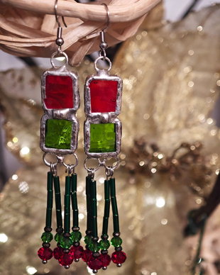 Cercei unicat Boho lungi roșu verde din sticla vitralii și mărgele sticla Cehia
