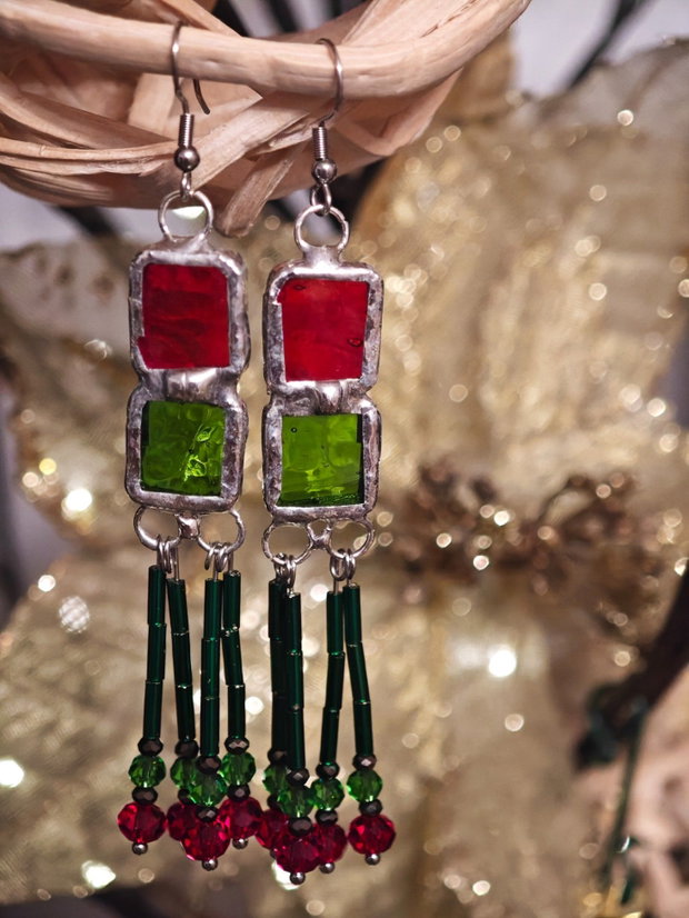 Cercei unicat Boho lungi roșu verde din sticla vitralii și mărgele sticla Cehia