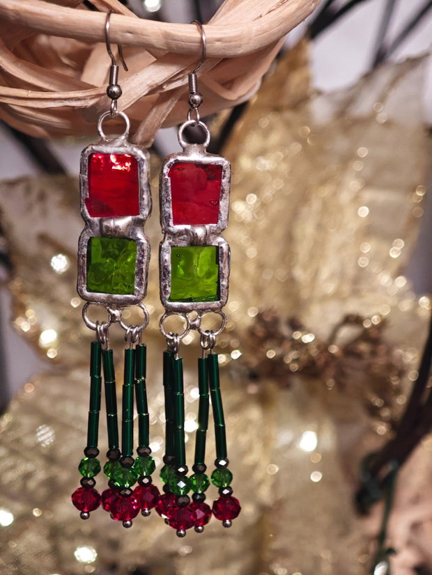 Cercei unicat Boho lungi roșu verde din sticla vitralii și mărgele sticla Cehia
