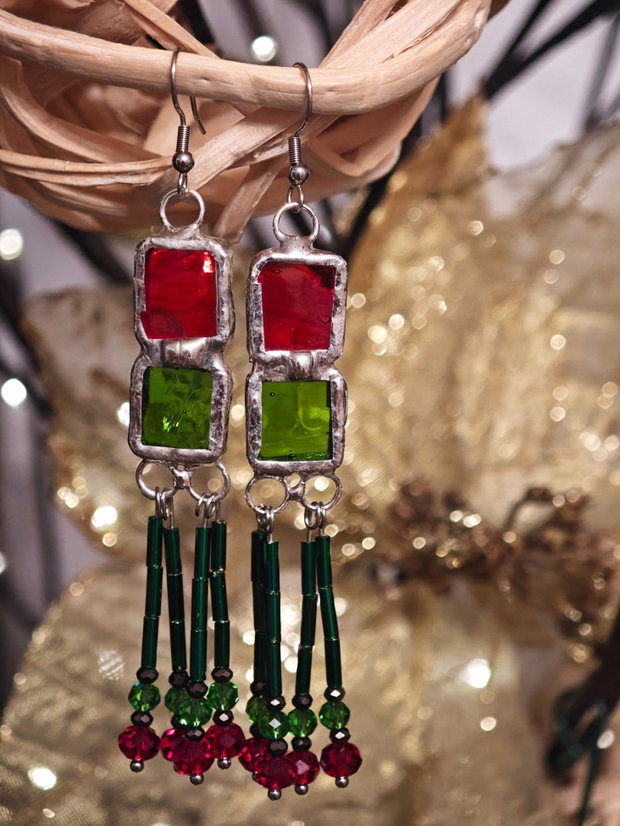 Cercei unicat Boho lungi roșu verde din sticla vitralii și mărgele sticla Cehia