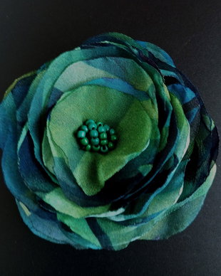 Broșă floare delicata verde albastra  11 cm