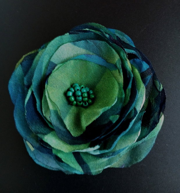 Broșă floare delicata verde albastra 11 cm