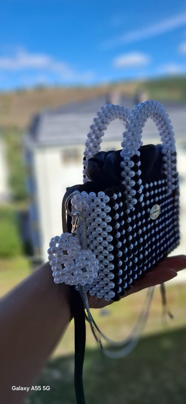 Poșetă handmade realizată din mărgele