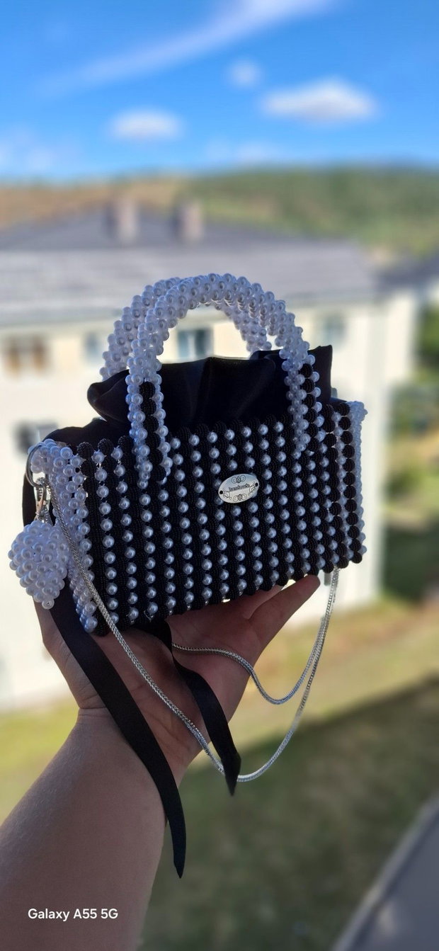 Poșetă handmade realizată din mărgele
