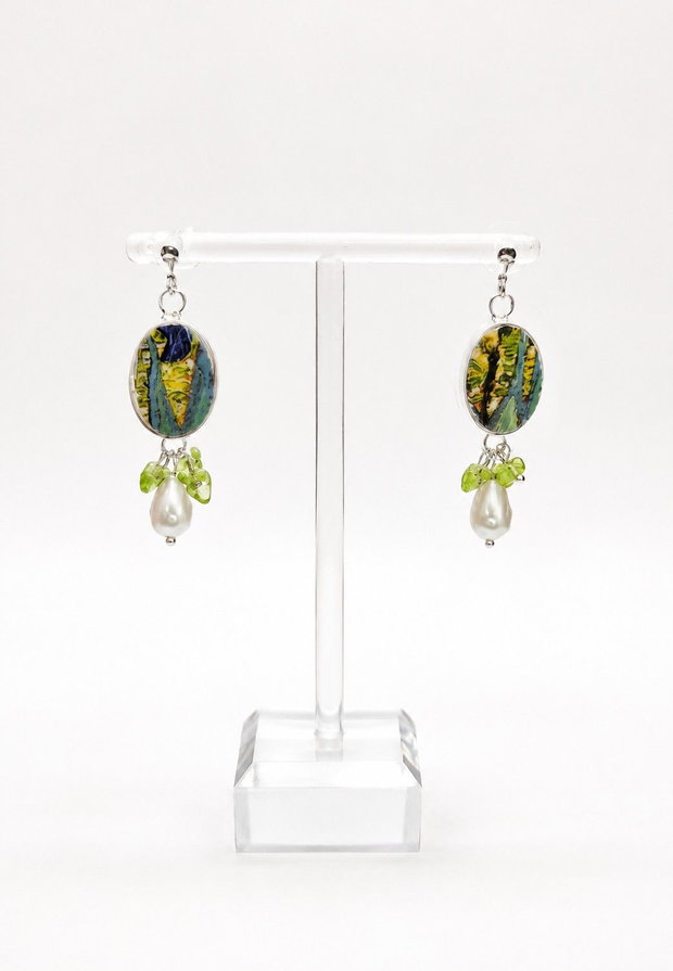 Cercei "Yellow Iris Leaves" din argint, fragmente de portelan, sidef si peridot
