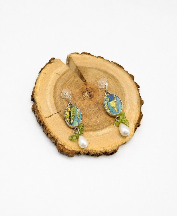 Cercei "Yellow Iris Leaves" din argint, fragmente de portelan, sidef si peridot