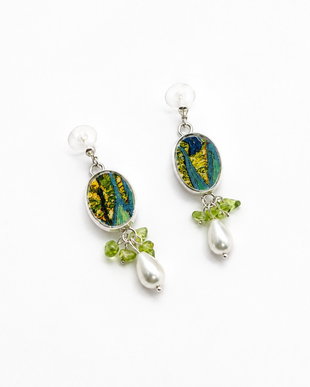 Cercei "Yellow Iris Leaves" din argint, fragmente de portelan, sidef si peridot