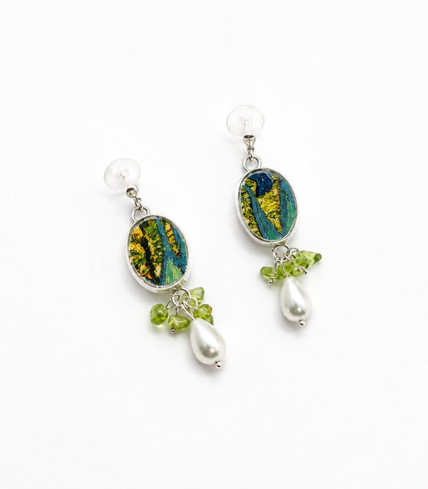 Cercei "Yellow Iris Leaves" din argint, fragmente de portelan, sidef si peridot