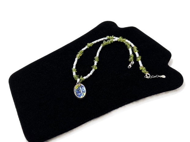 Colier "Green Iris" cu pandantiv din argint, peridot, sidef si fragment de portelan