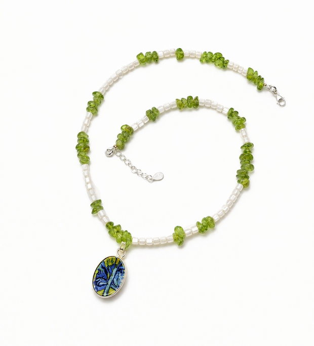 Colier "Green Iris" cu pandantiv din argint, peridot, sidef si fragment de portelan