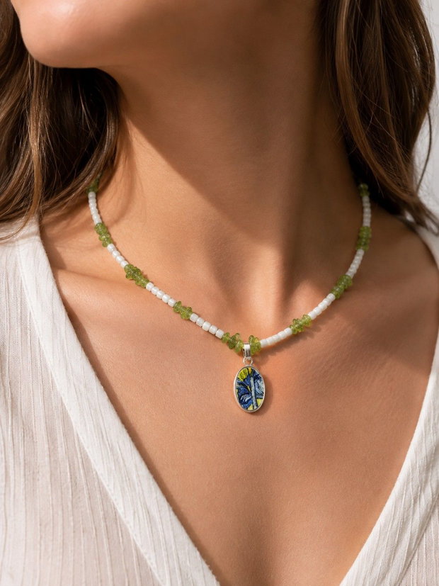 Colier "Green Iris" cu pandantiv din argint, peridot, sidef si fragment de portelan