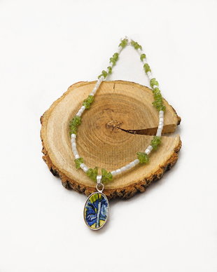Colier "Green Iris" cu pandantiv din argint, peridot, sidef si fragment de portelan