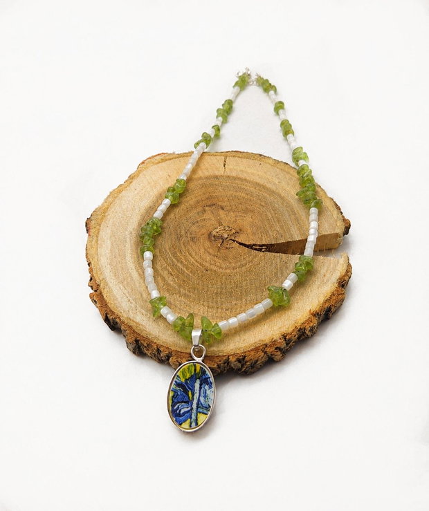 Colier "Green Iris" cu pandantiv din argint, peridot, sidef si fragment de portelan