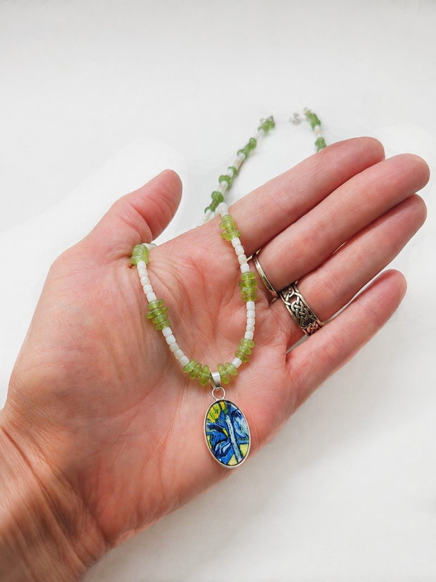 Colier "Green Iris" cu pandantiv din argint, peridot, sidef si fragment de portelan