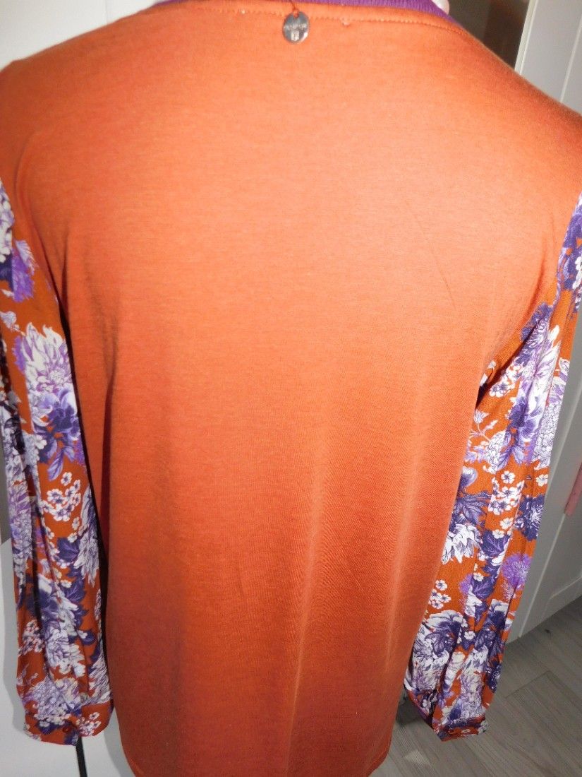 Bluza noua , etichete atasate, made in Portugal, masura S - M