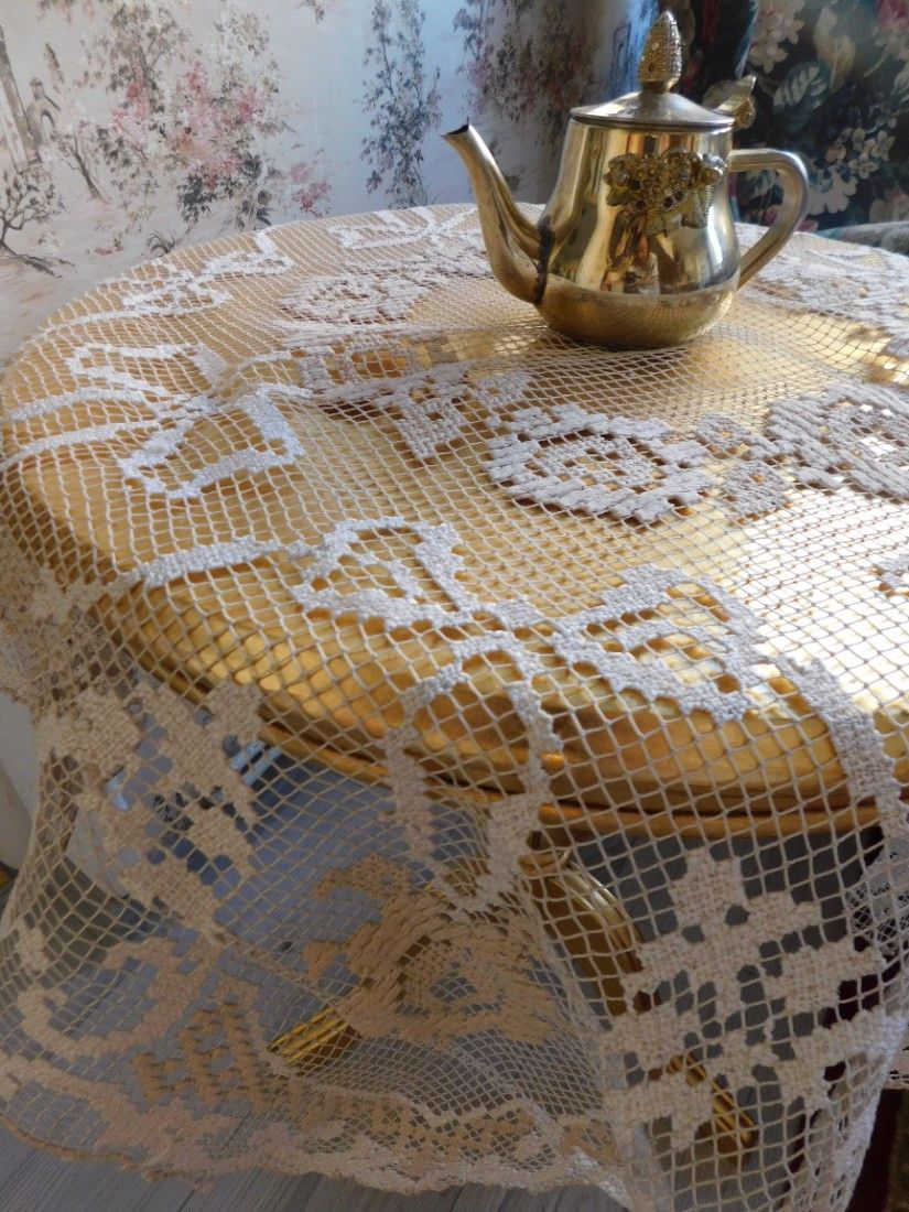 Fata de masa vintage, interbelica, originala, lucrata cu acul, fire bumbac fin