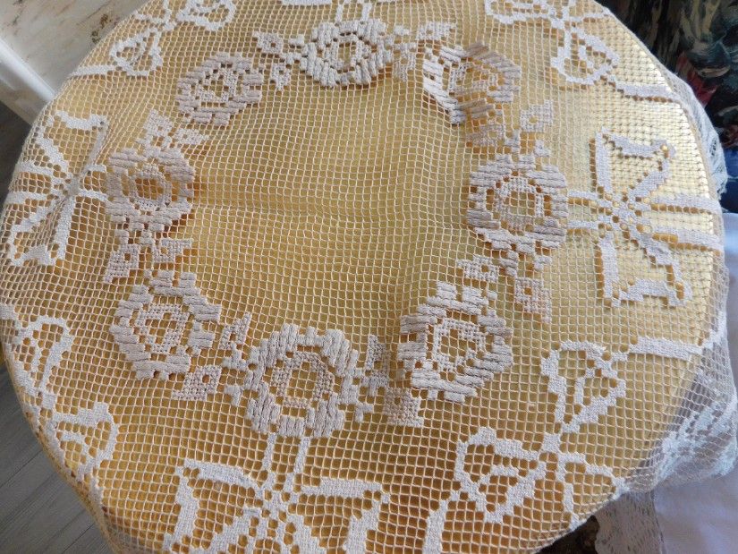 Fata de masa vintage, interbelica, originala, lucrata cu acul, fire bumbac fin