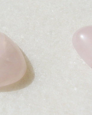 (2 bucati) Cabochon triunghiular cu colturile rotunjite din cuart roz aprox 4x13.5x13.5 mm