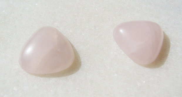 (2 bucati) Cabochon triunghiular cu colturile rotunjite din cuart roz aprox 4x13.5x13.5 mm