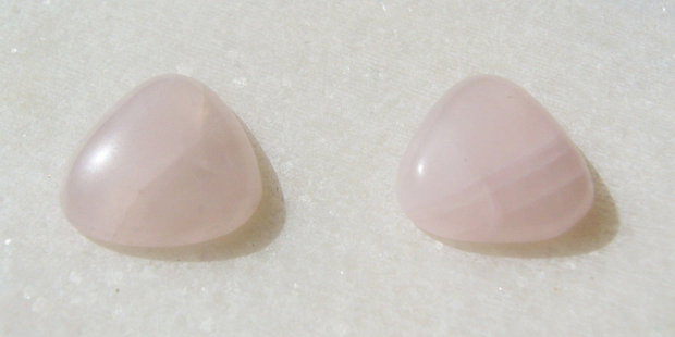 (2 bucati) Cabochon triunghiular cu colturile rotunjite din cuart roz aprox 4x13.5x13.5 mm