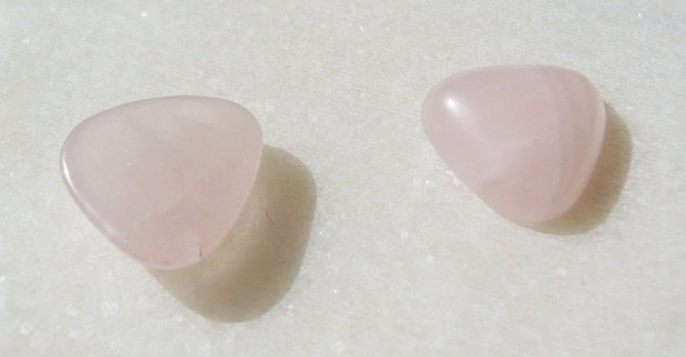 (2 bucati) Cabochon triunghiular cu colturile rotunjite din cuart roz aprox 4x13.5x13.5 mm