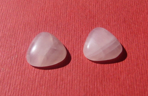 (2 bucati) Cabochon triunghiular cu colturile rotunjite din cuart roz aprox 4x13.5x13.5 mm