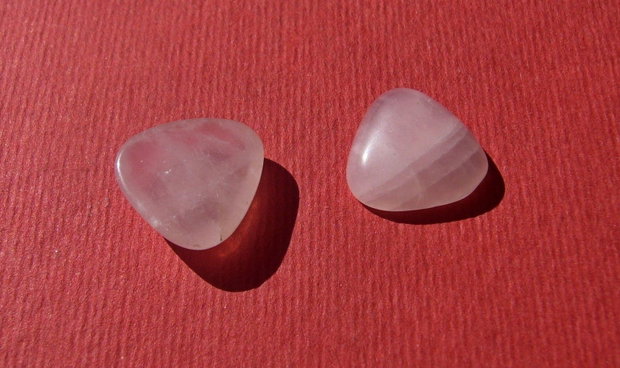 (2 bucati) Cabochon triunghiular cu colturile rotunjite din cuart roz aprox 4x13.5x13.5 mm
