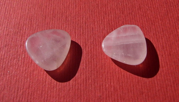 (2 bucati) Cabochon triunghiular cu colturile rotunjite din cuart roz aprox 4x13.5x13.5 mm