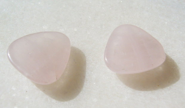 (2 bucati) Cabochon triunghiular cu colturile rotunjite din cuart roz aprox 4x13.5x13.5 mm