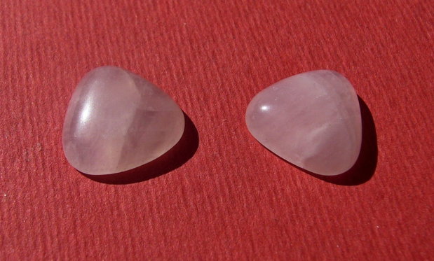 (2 bucati) Cabochon triunghiular cu colturile rotunjite din cuart roz aprox 4x13.5x13.5 mm