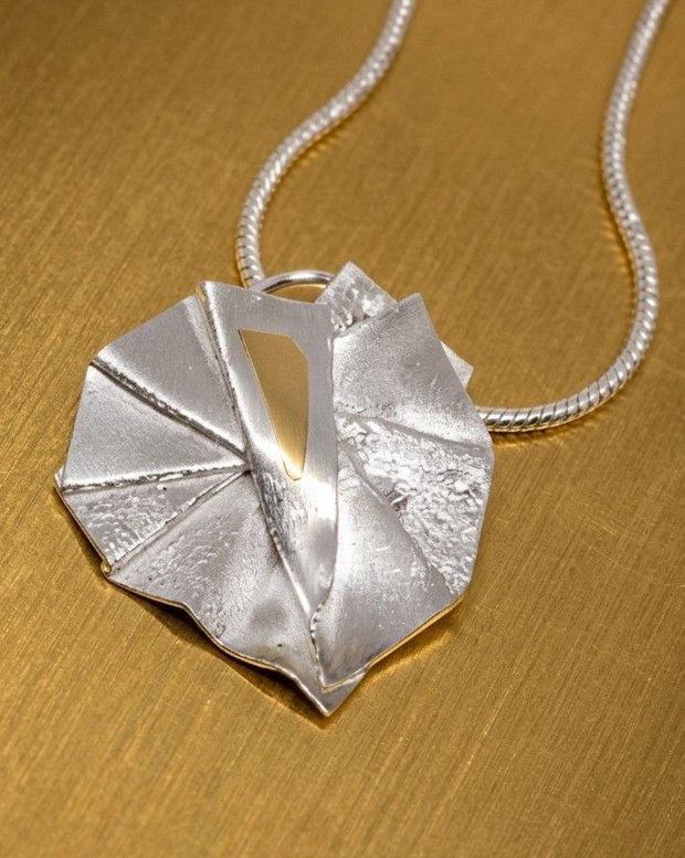 Pandantiv unicat, in forma de inima origami din argint pur cu insertie de aur 22k