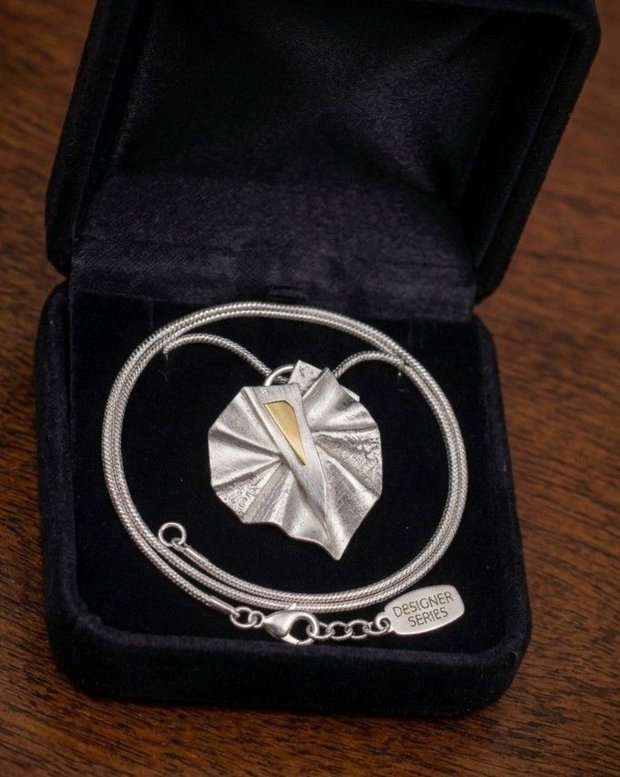 Pandantiv unicat, in forma de inima origami din argint pur cu insertie de aur 22k
