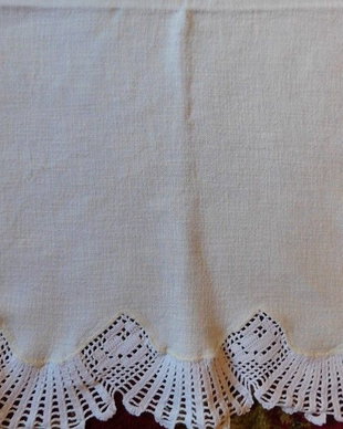 Fata  de masa vintage , pinza  in  tesuta in razboi, dantela   lucrata de mina  cu acul