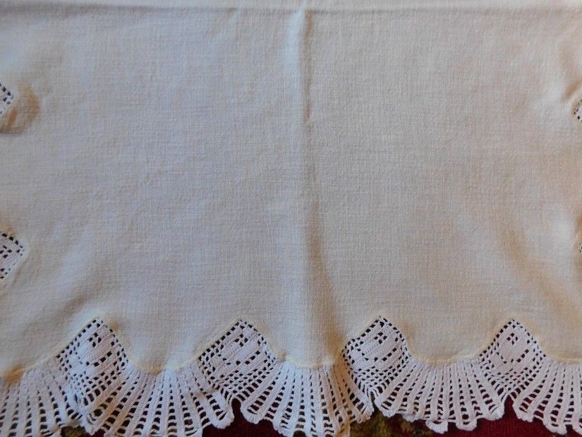 Fata  de masa vintage , pinza  in  tesuta in razboi, dantela   lucrata de mina  cu acul