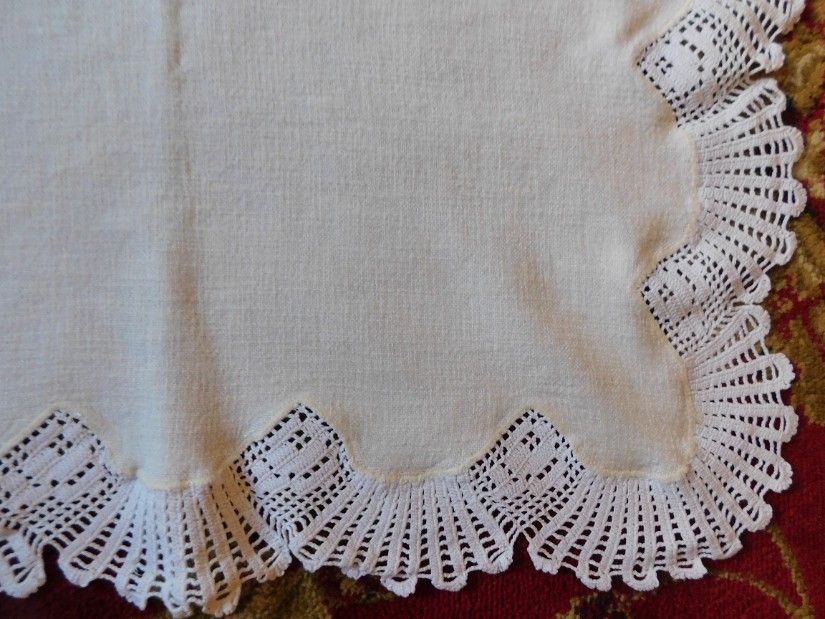 Fata  de masa vintage , pinza  in  tesuta in razboi, dantela   lucrata de mina  cu acul