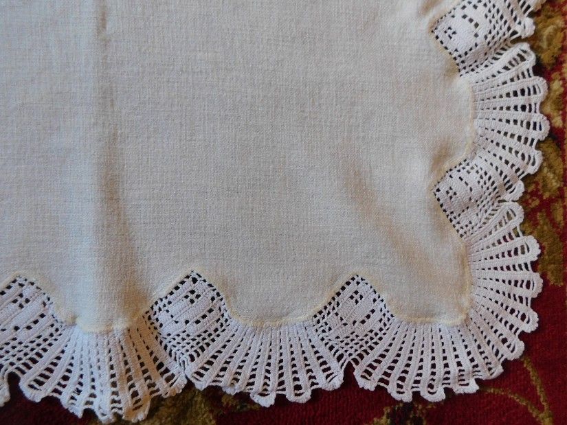 Fata  de masa vintage , pinza  in  tesuta in razboi, dantela   lucrata de mina  cu acul