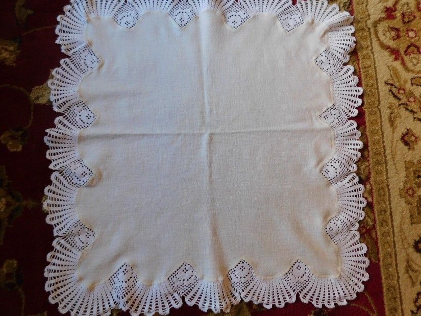 Fata  de masa vintage , pinza  in  tesuta in razboi, dantela   lucrata de mina  cu acul