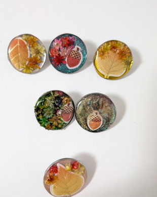 Broșă handmade realizată din rășină epoxica și flori naturale