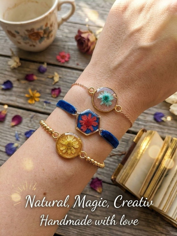 Brățara handmade din rășină epoxica și flori naturale