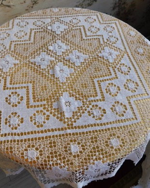 Fata  de masa, lucrata manual, crosetata ,  fir alb  eleganta, autentic  vintage