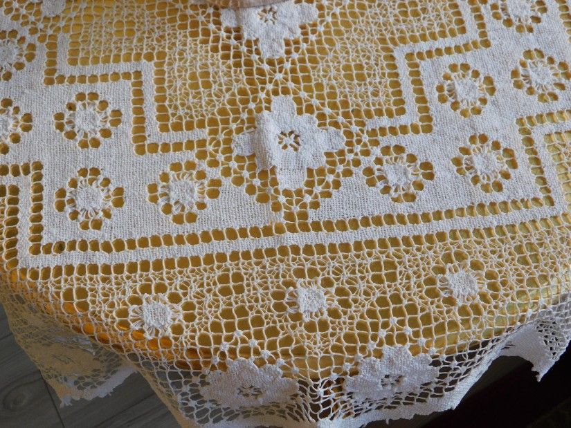 Fata de masa, lucrata manual, crosetata , fir alb eleganta, autentic vintage
