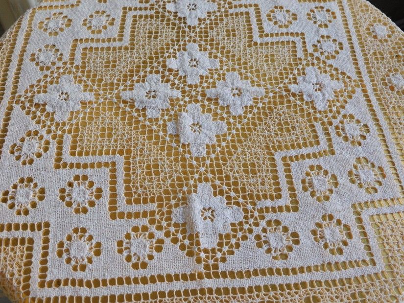 Fata de masa, lucrata manual, crosetata , fir alb eleganta, autentic vintage