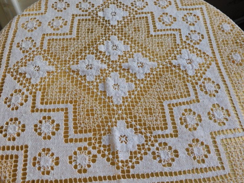 Fata de masa, lucrata manual, crosetata , fir alb eleganta, autentic vintage