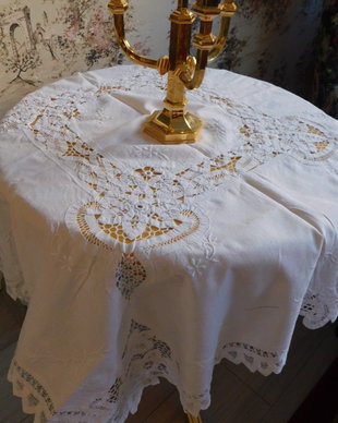 Fata  de masa  vintage, tehnica Richelieu, panglici,  broderie,  dantele