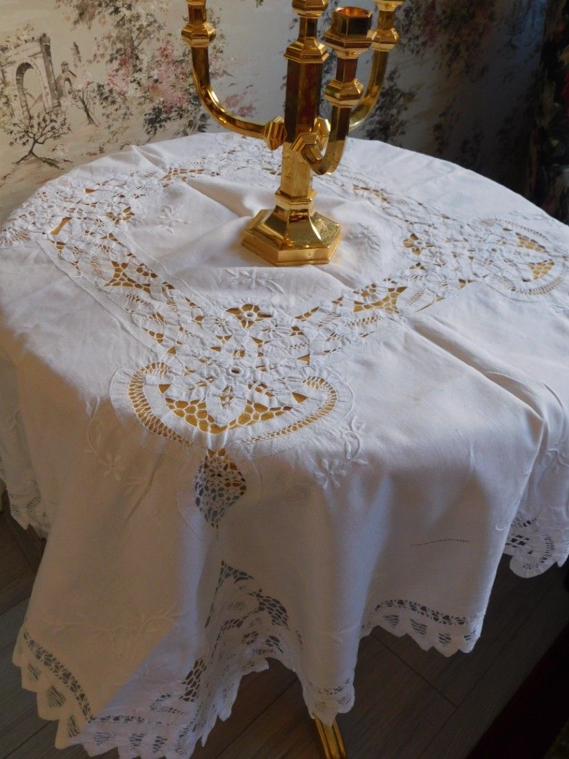 Fata de masa vintage, tehnica Richelieu, panglici, broderie, dantele