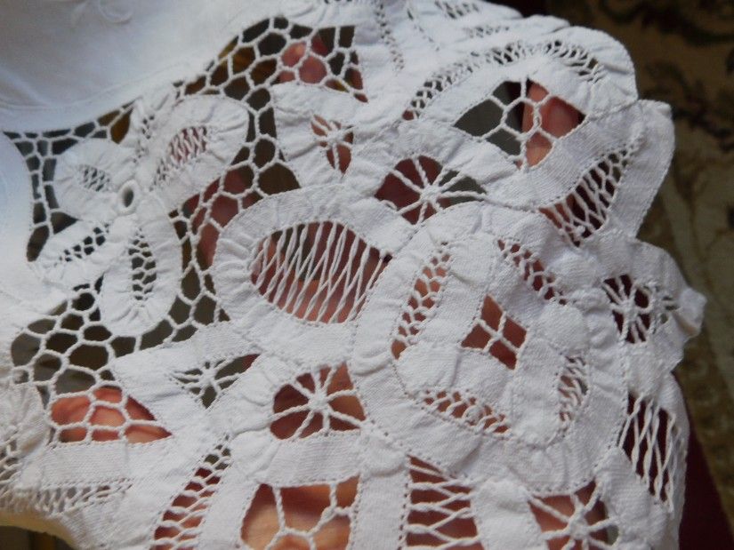 Fata de masa vintage, tehnica Richelieu, panglici, broderie, dantele