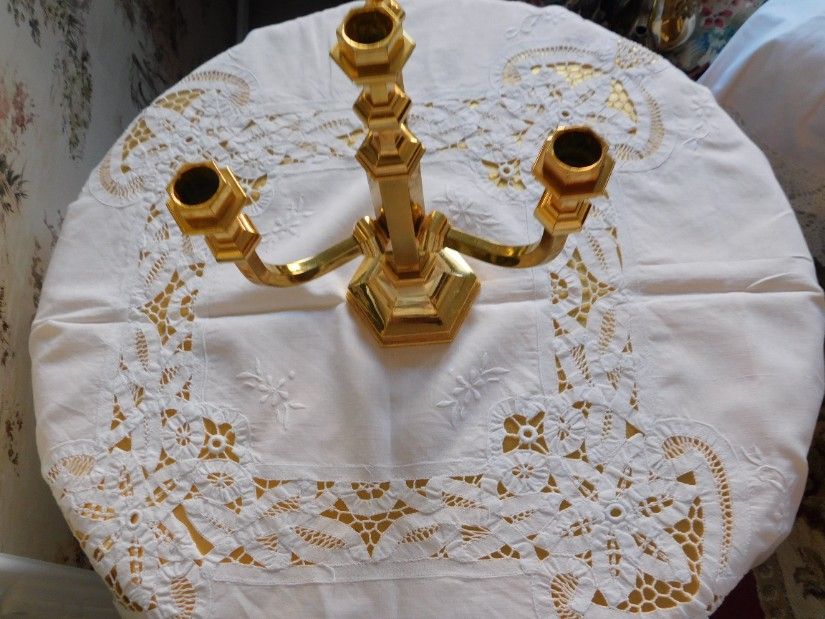 Fata de masa vintage, tehnica Richelieu, panglici, broderie, dantele