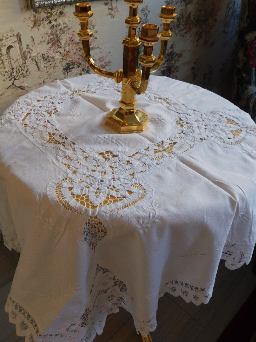 Fata de masa vintage, tehnica Richelieu, panglici, broderie, dantele