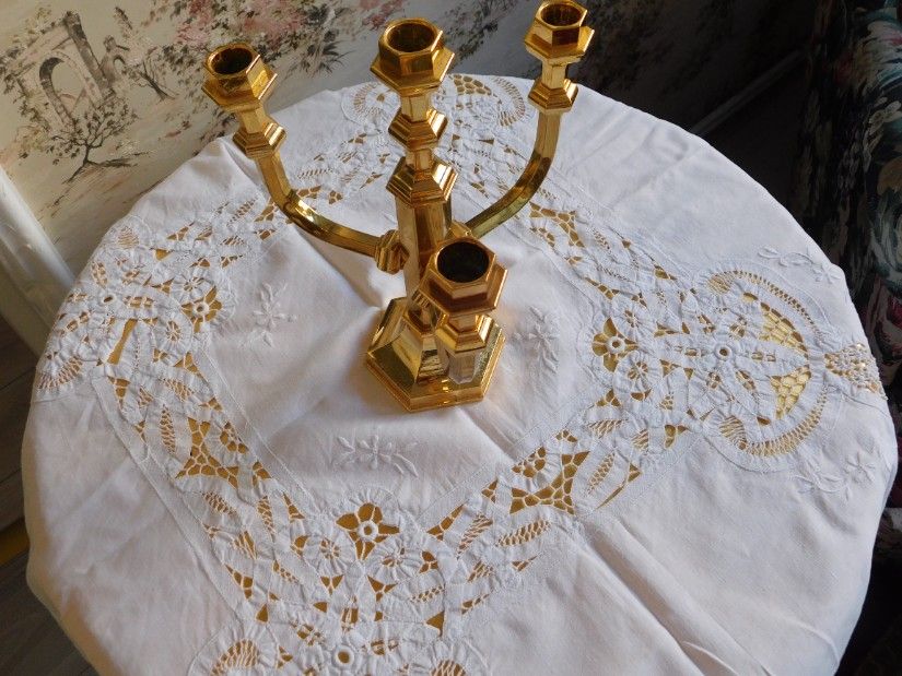 Fata de masa vintage, tehnica Richelieu, panglici, broderie, dantele